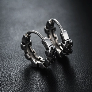 Boucles d'oreilles créoles gothiques avec croix évidée en argent brossé unisexe