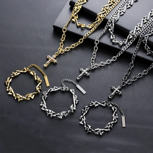 Set collana con pendente a croce e bracciale a spine stile hip hop in acciaio inossidabile