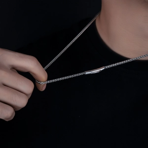 Polierte silberne Drachenknochenkette mit minimalistischem Zylinderverschluss für Herren