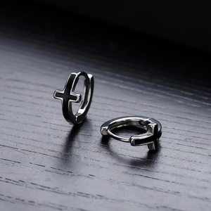 Boucles d'oreilles créoles croix en argent poli avec émail noir de style gothique
