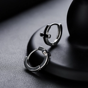 Boucles d'oreilles créoles argentées polies avec breloque croix sur support noir