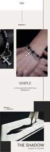 Détail du bracelet gothique à perles avec pendentif croix et chaînes argentées superposées