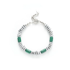 Bracelet tendance en perles de turquoise et argent avec fermoir mousqueton réglable sur blanc