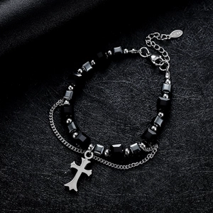 Bracelet de perles noires et argentées avec croix en acier inoxydable et chaînette