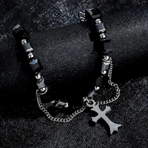 Bracelet à perles avec croix en argent et perles noires facettées pour un style gothique chic