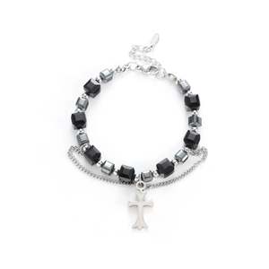 Bracelet gothique perles noires et pendentif croix avec chaîne argentée multicouche élégante