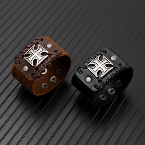 Bracciali punk in pelle nera e marrone con croce di ferro metallica e dettagli intrecciati