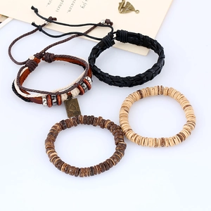 Ensemble de 4 bracelets vintage en cuir et perles de bois avec pendentif As de Pique