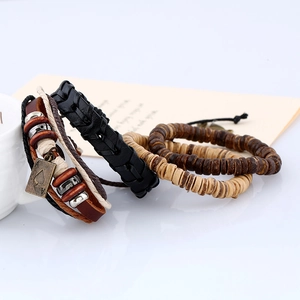 Vue macro d'un ensemble de 4 bracelets vintage en cuir avec perles en bois et charm As de Pique