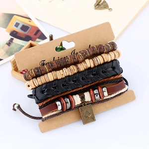 Bracelet multicouche vintage en cuir avec perles en bois et breloque as de pique en métal