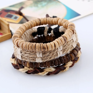 Detailansicht mehrlagiger Lederarmbänder mit Holzperlen und geflochtenen Hanfseilen