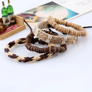 Retro-Set aus vier gewebten Lederarmbändern und Holzperlen für Herren im Boho-Stil