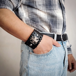 Bracciale punk da uomo in pelle con croce argentata e borchie su cinturino nero intrecciato