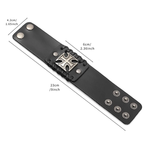 Bracciale punk in pelle con croce in metallo e cordino intrecciato su sfondo bianco