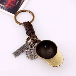 Porte-clés vintage en bronze avec casquette de baseball et lanière en cuir marron