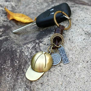 Porte-clés vintage en cuir avec casquette de baseball et breloques en bronze sur pierre