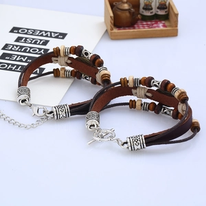Set di bracciali in pelle marrone fatti a mano con perline e ciondoli in argento vintage