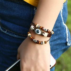 Bracciale multistrato in pelle fatto a mano con perle in legno e ciondolo occhio