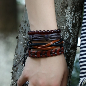 Set bracciale vintage multistrato in pelle con corda di canapa e perline di legno uomo