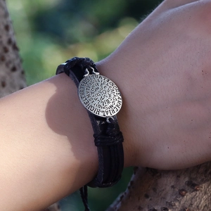 Vintage geflochtenes Lederarmband mit graviertem Silberanhänger und Motivationsworten