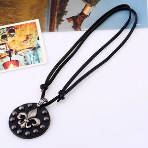Collier long punk en cuir avec pendentif fleur de lys et clous en métal argenté
