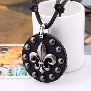 Collier en cuir vintage avec pendentif fleur de lys industriel et rivets métalliques