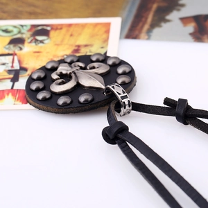 Collier long punk en cuir avec emblème fleur de lys argenté et rivets métalliques rétro