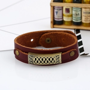 Bracelet large rétro en cuir de vachette marron avec ornement gravé en bronze