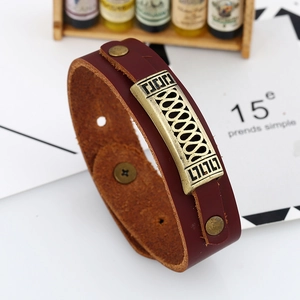 Bracelet rétro en cuir bordeaux avec plaque en bronze antique et gravure géométrique