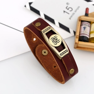 Bracciale vintage in pelle marrone scuro con piastra in bronzo e dettagli di rivetti