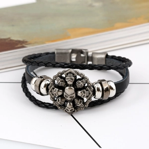 Meerlaagse gevlochten leren herenarmband met vintage schedelbedeltje en metalen kralen