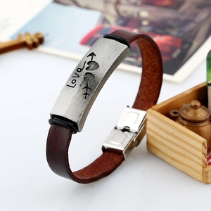 Vintage Lederarmband für Paare mit Love-Gravur und Herz-Pfeil-Metallplatte in Braun