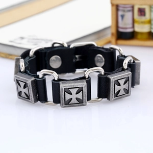 Bracelet punk vintage en cuir noir avec quatre breloques de croix en argent rétro en surface