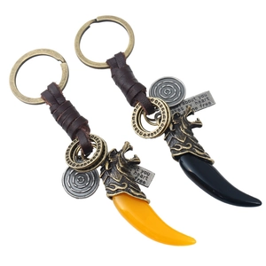 Vintage Braided Genuine Leather Keychain Wolf Head Tooth Pendant Alloy Resin Fang Key Ring Punk Bag Ornament For Men Women