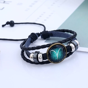 Bracciale multistrato in pelle nera fatto a mano Ariete con ciondolo galassia in vetro