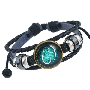 Dettaglio del bracciale Cancer in pelle intrecciata a mano con chiusura regolabile