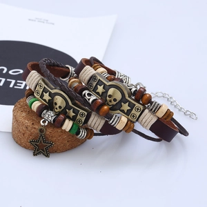 Set de bracelets punk en cuir marron avec crâne en bronze et perles sur support liège