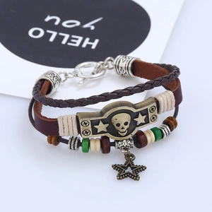 Bracelet multicouche en cuir rétro avec charms tête de mort et étoile en bronze