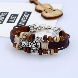 Detailaufnahme des handgefertigten Lederarmbands mit Holzperlen und Metallakzenten im Retro-Stil