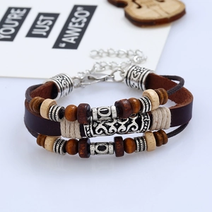 Details von mehrlagigem Lederarmband mit Ethno-Perlen und geflochtenem Hanfseil