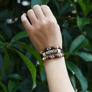 Punk-Mehrlagen-Lederarmband mit Vintage-Legierungscharm am Handgelenk