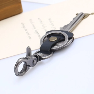 Retro genuine leather keychain with zinc alloy horseshoe buckle for men in vintage style