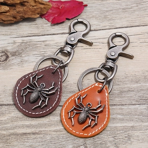 Detailansicht von Punk-Leder-Schlüsselanhängern mit Metallspinne und Karabinerverschluss