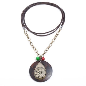 Collana vintage con pendente a goccia in bronzo, motivi floreali e perline colorate