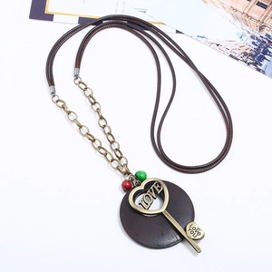 Collana lunga etnica retro con ciondolo a chiave a cuore e cordoncino marrone