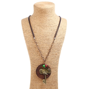 Sautoir rétro avec pendentif éléphant en alliage et anneau en bois pour femme