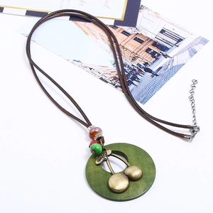 Sautoir rétro en cordon de cire avec anneau en bois vert et pendentif cerise bronze