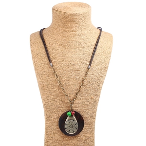 Collana bohémien in cordoncino di cera con fiore a goccia e perline colorate
