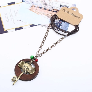 Long collier rétro avec pendentif éléphant en bois et détail cœur Love You