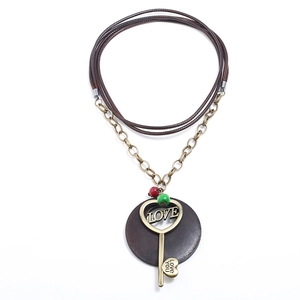 Collana lunga in stile etnico con ciondolo a chiave a cuore vintage su cordino in pelle